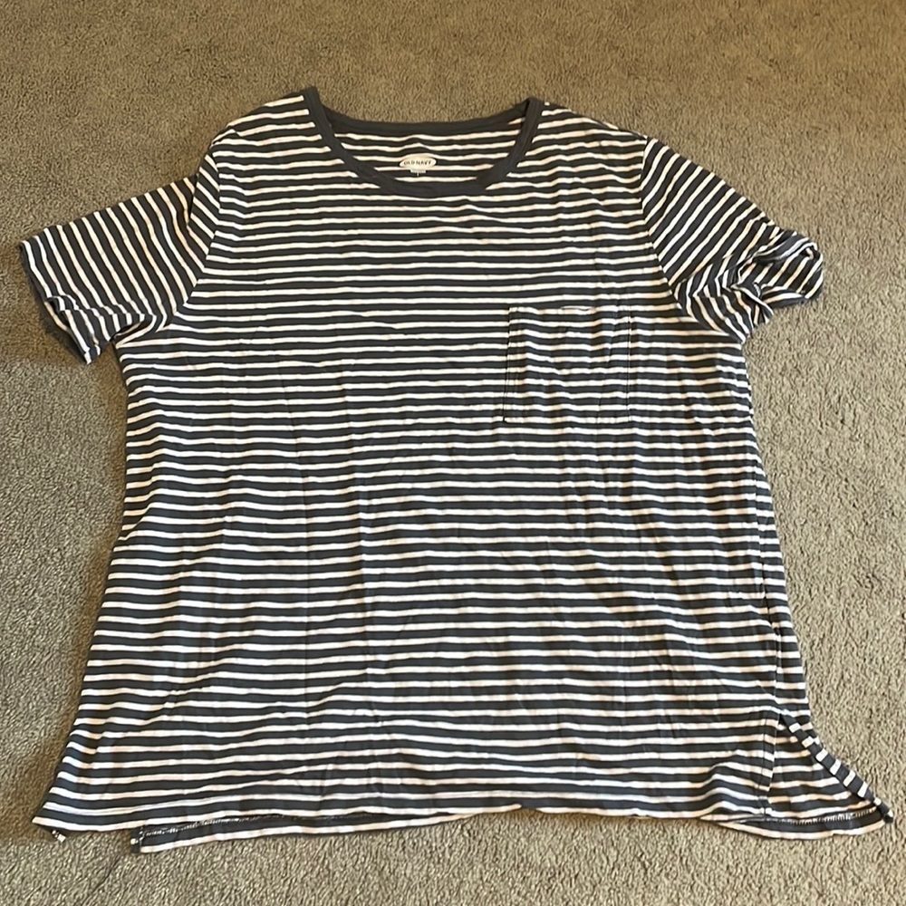 Old Navy•Boyfriend fit tee•L•Pocket on the front
